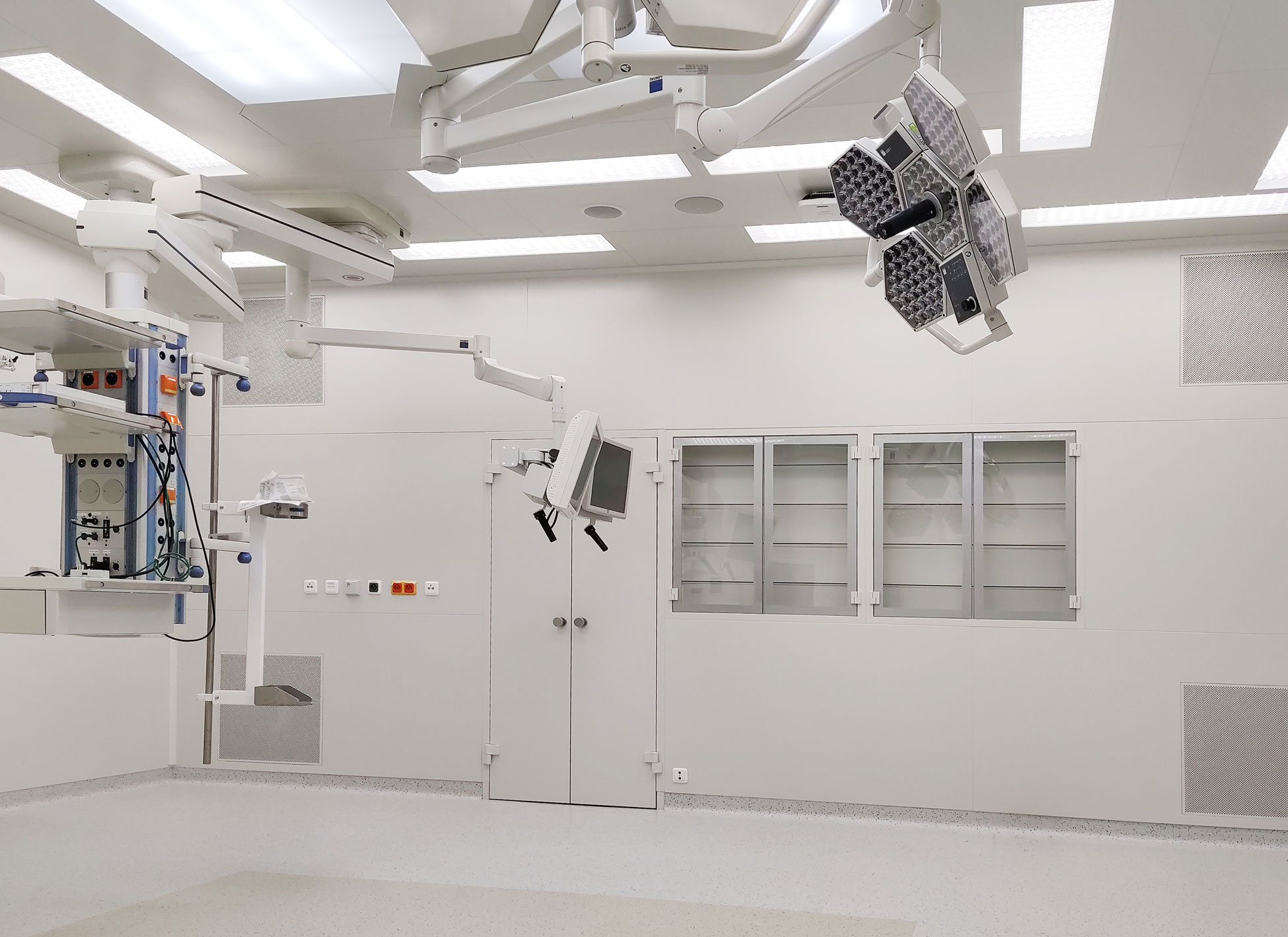 Fotografie 411-02-surgical-skrinka-na-siti-8_original.jpg