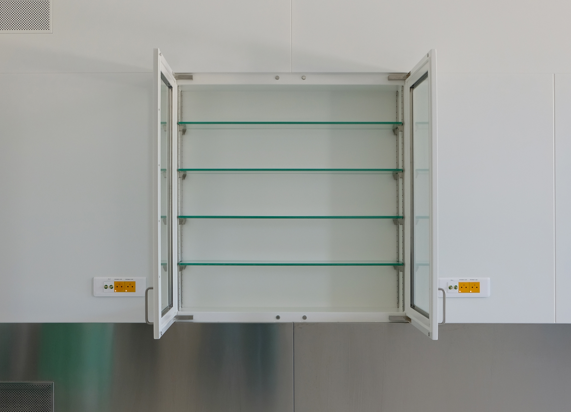 Fotografie 411-02-surgical-skrinka-na-siti-u-8_original.jpg